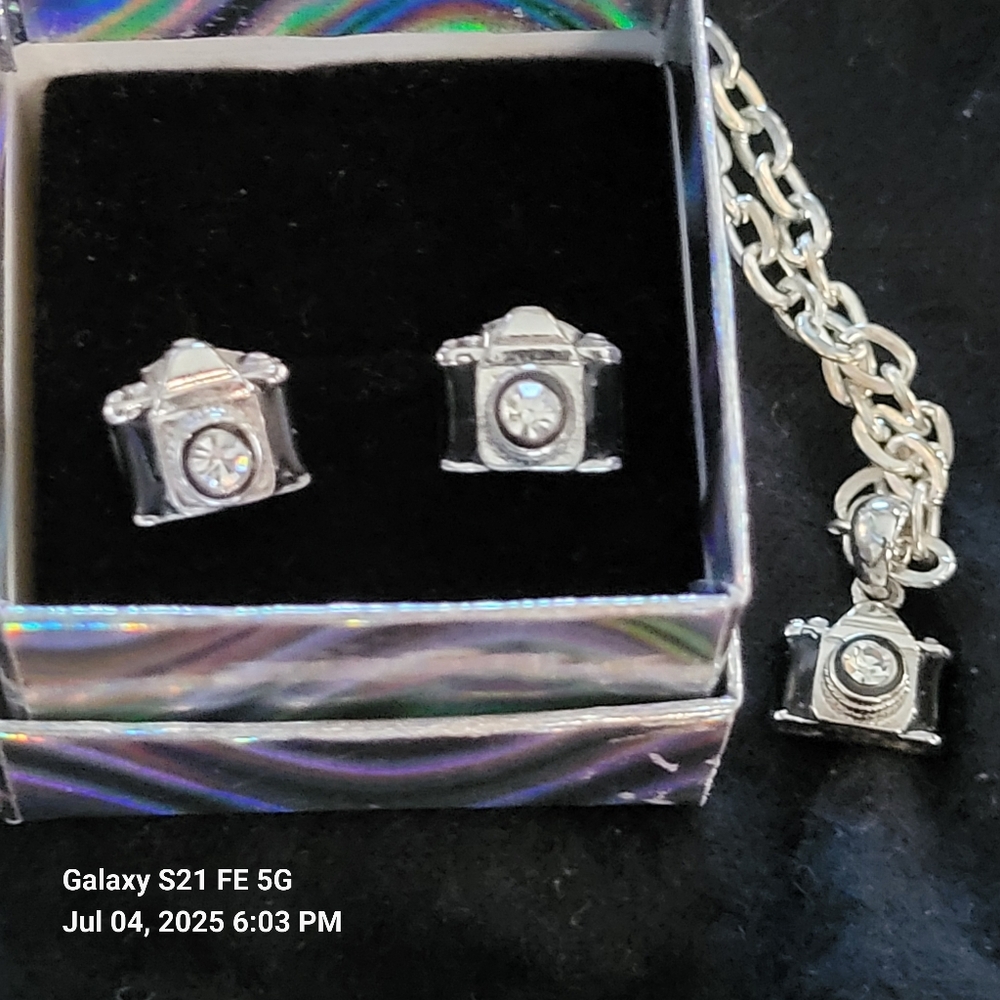 Adorable camera pendant and earrings set